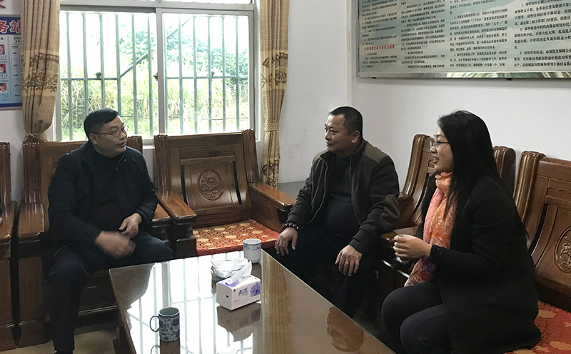 6686体育网页登录公司慰问组听取驻村第一书记和村两委班子对扶贫工作的意见与建议