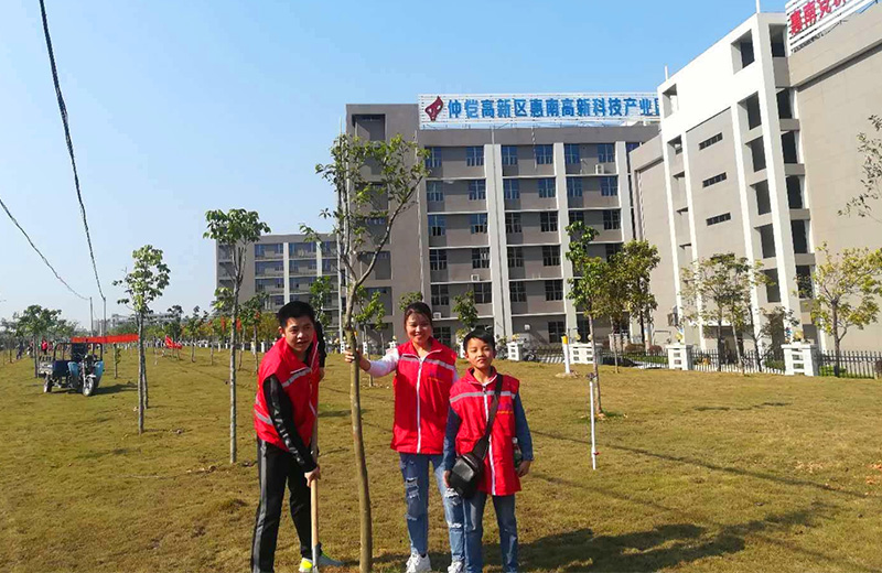 6686体育网页登录志愿者在植树现场