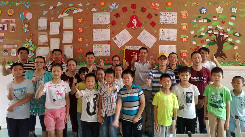 志愿者、家长及小朋友们集合，进行现场分工