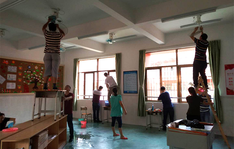 6686体育网页登录志愿者及家长拆洗风扇和擦拭窗户