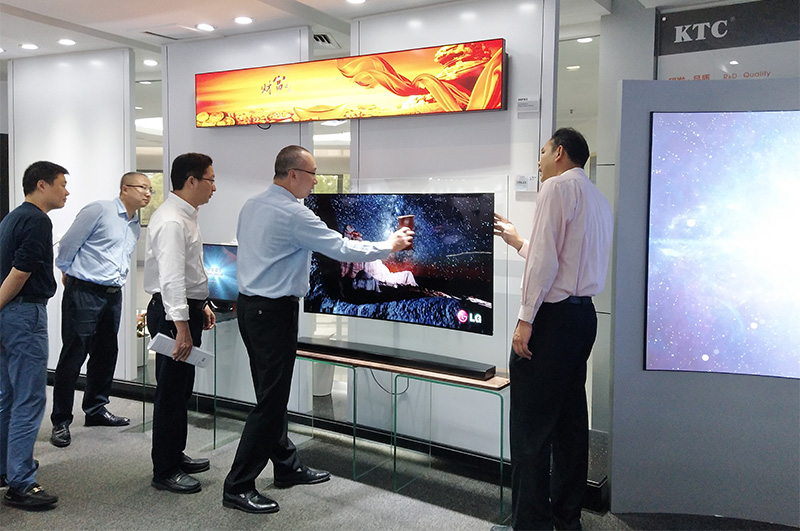 坂田街道办党工委副书记、办事处主任林逸涛一行参观6686体育网页登录产品展厅