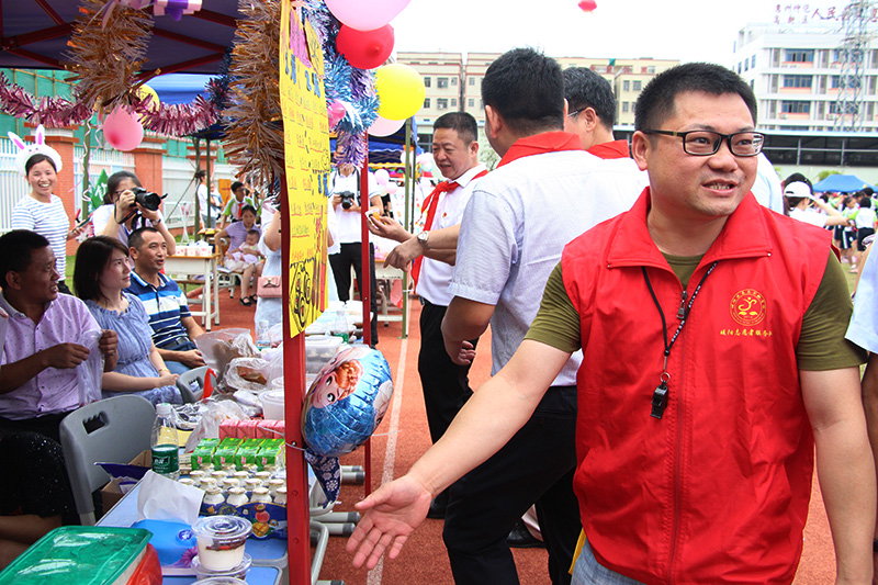 6686体育网页登录公司惠南工厂参加惠南实验学校“六一”儿童节慰问活动